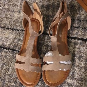 (NWOT) {Weeboo} Scalloped Sandals